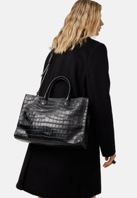 Borsa a mano in pelle nera con stampa coccodrillo, dotata di due manici superiori e tracolla rimovibile; forma rettangolare, texture liscia, finitura lucida.