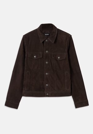 Veste en daim marron avec un design ajusté, fermeture à bouton, deux poches poitrine et poches latérales, dotée d'un col et de manches longues.