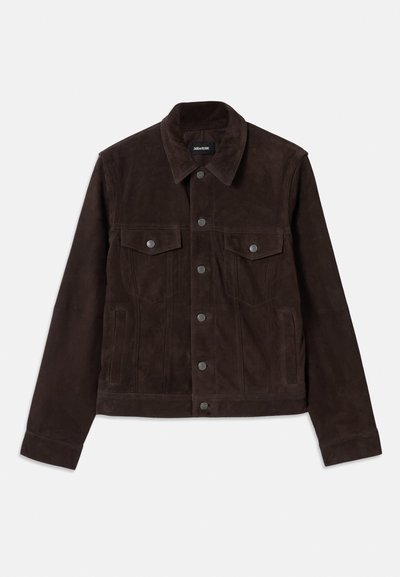 Veste en daim marron avec un design ajusté, fermeture à bouton, deux poches poitrine et poches latérales, dotée d'un col et de manches longues.