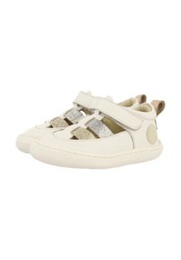 Des chaussures blanches en cuir avec des accents argentés pailletés, une fermeture par sangle et un intérieur doux. Bout arrondi et semelle en caoutchouc flexible pour un confort optimal.