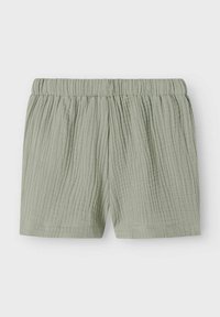 Pantaloni corti verde chiaro realizzati in tessuto textured e stropicciato, con vita elastica e vestibilità ampia. Design minimalista, senza motivi né accenti.