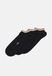 Schwarze Knöchelsocken mit braunen und weißen gerippten Bündchen. Drei Paare angezeigt, mit dem weißen Logo "BOSS" auf einer Socke. Aus Baumwollmaterial.