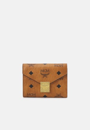 Tammest nahast rahakott mustade MCM-logo ja kettamustriga. Omab kuldset metallist kinnihoidjat ja klapi disaini. Tekstuuriga pind.