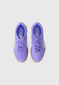 Paarse suede sneakers met een lage profiel, voorzien van textuurdetails, witte accenten en een gumrubberen zool. Veters in bijpassende kleur.