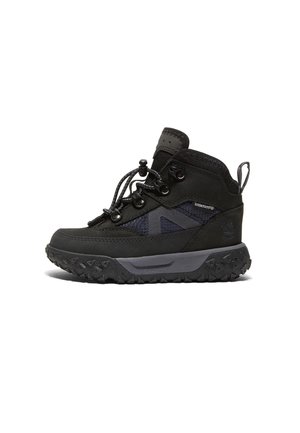 Czarny but trekkingowy Timberland z grubą podeszwą, wiązany z przodu i z wyściełanym kołnierzem wokół kostki, pokazany z profilu na białym tle.