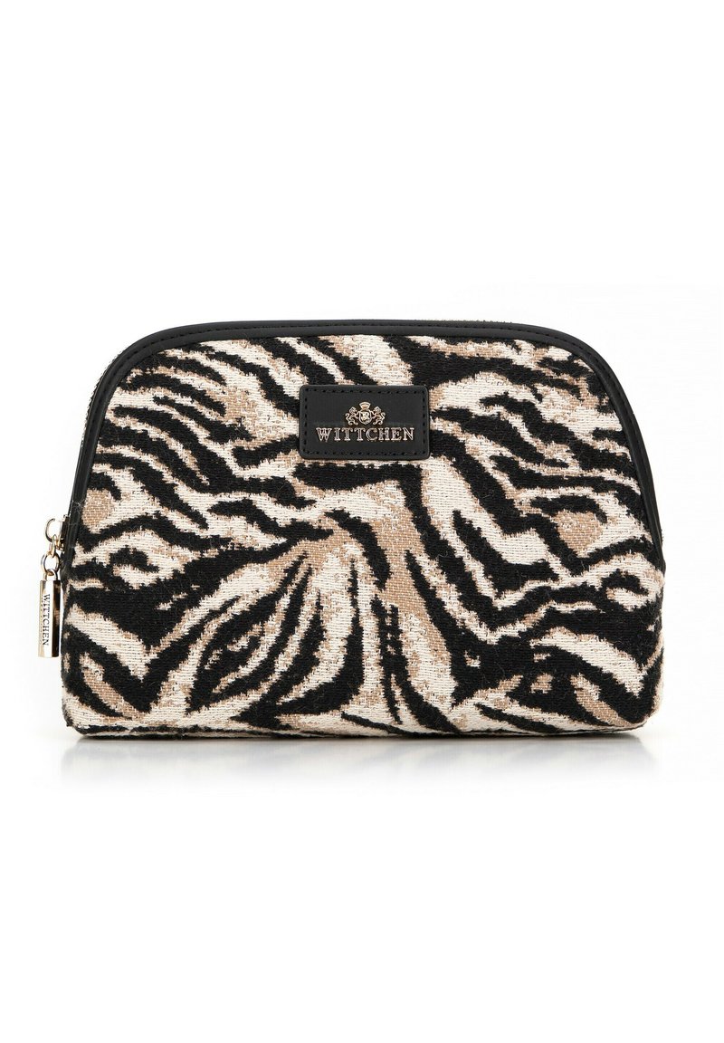 Trousse de maquillage à motif zébré en tissu beige et noir, dotée d'une fermeture éclair noire et d'une plaque de logo doré à l'avant.