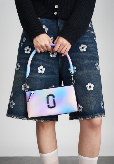 Piccola borsa rettangolare realizzata in materiale sintetico testurizzato, caratterizzata da una sfumatura di colore dal blu al rosa e un logo nero.