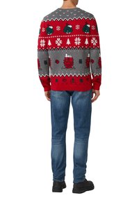Czerwony i szary sweter z dzianiny z świątecznymi wzorami, w tym choinkami, płatkami śniegu i prezentami. Okrągły dekolt i prążkowane mankiety.