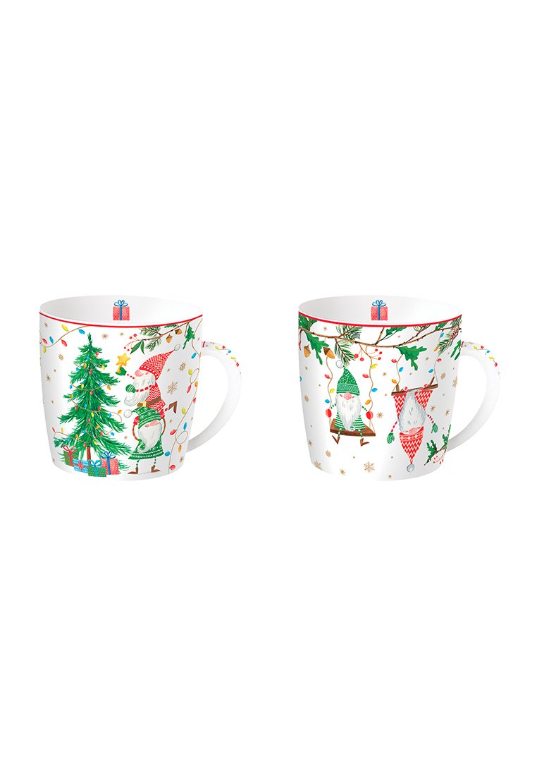 Zwei weiße Tassen mit Weihnachtswichtel-Designs: Eine dekoriert einen Weihnachtsbaum, die andere zeigt Wichtel, die von Ästen schwingen und hängen.