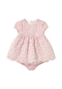 Vestido rosa con mangas cortas, patrón floral bordado en blanco, falda de tul en capas, dobladillo con forma de ondas y base cerrada para mayor comodidad al vestir.
