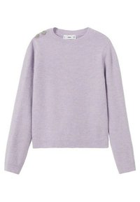 Pull lilas en matière douce et texturée. Il présente un col rond et trois boutons décoratifs sur l'épaule gauche.