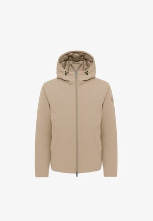 Veste rembourrée beige avec capuche, fermeture éclair à l'avant, deux poches latérales et doublure matelassée. Comprend des ajustements par cordon sur la capuche.