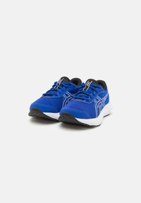 Des chaussures de sport bleues avec une tige en mesh, une semelle intermédiaire blanche et une semelle extérieure noire. Les caractéristiques incluent des lacets et un motif de design bleu, blanc et noir.