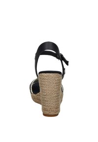 Sandali wedge espadrille neri con tacco in juta intrecciata, cinturino alla caviglia regolabile e parte superiore liscia, con punta arrotondata.