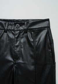 Zwarte leren broek met een soepele textuur, een standaard tailleband met een zilveren drukknoop en twee achterzakken.