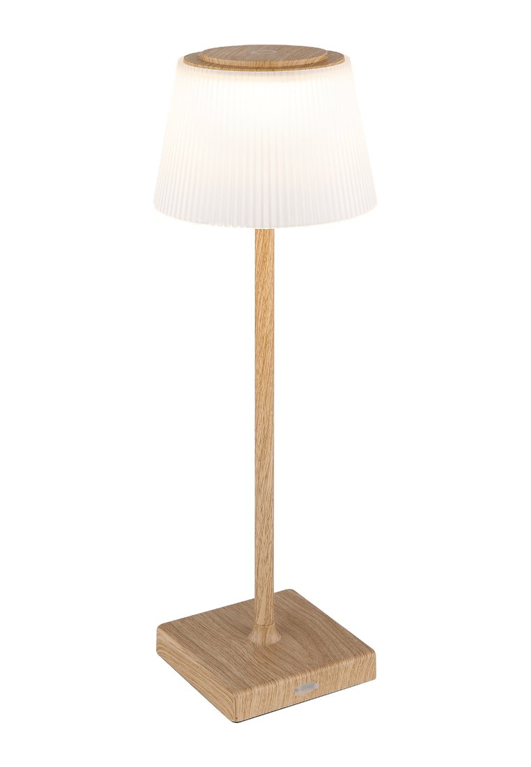 Lampada da tavolo in legno con base quadrata, stelo alto e slanciato, e paralume bianco plissettato. Caratterizzata da una parte superiore rotonda in legno e un design semplice.