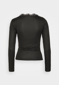 Svart langermet topp med en teksturert ribbet design og en blondedekorert krage. Fitted fasong med en jevn, litt blank overflate.