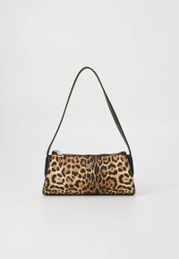 Sac à main imprimé léopard avec une bandoulière en cuir noir, doté d'une fermeture éclair et d'un logo subtil sur le devant. Matière texturée semblable à de la fourrure.