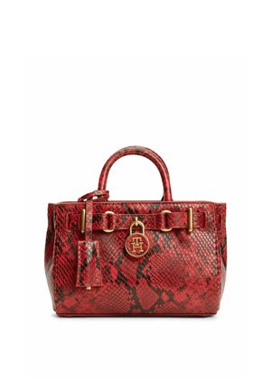 Rote Handtasche mit Schlangenledermuster, goldener Hardware, abgerundetem Griff und rundem goldfarbenem Logoanhänger auf der Vorderseite.