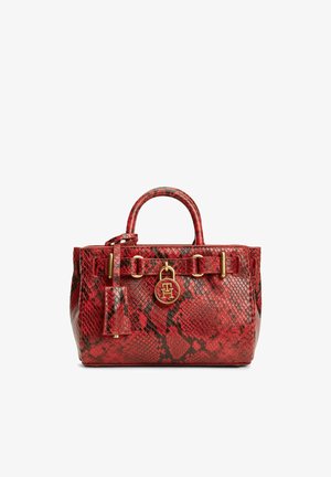 Rote Handtasche mit Schlangenledermuster, goldener Hardware, abgerundetem Griff und rundem goldfarbenem Logoanhänger auf der Vorderseite.