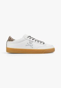Zapatillas blancas con suela de goma, con un logo de calavera, cordones negros y un acento de estampado de leopardo en el talón. Textura suave.