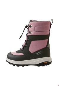 Bota de invierno impermeable con parte superior de nailon rosa, acentos sintéticos negros, cordones redondos y suela blanca Vibram. Acabado texturizado.