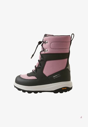 Wasserdichter Winterstiefel mit einem oberen Teil aus pinkfarbenem Nylon, schwarzen synthetischen Akzenten, runden Schnürsenkeln und einer weißen Vibram-Sohle. Texturierte Oberfläche.