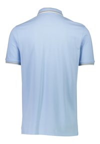 Camisa polo de algodón en azul claro, con cuello de canalé con franjas beige y blancas, mangas cortas y dobladillo recto.
