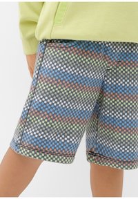 Kostkované šortky v šedých, modrých, zelených a oranžových odstínech. Vyrobené z měkké látky s podrobným šitím a klasickým střihem.