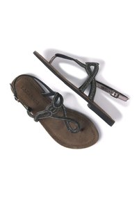 Sandal con una soletta in suede marrone, cinturini neri decorati con perline argentate e suola piatta con chiusura a fibbia alla caviglia.