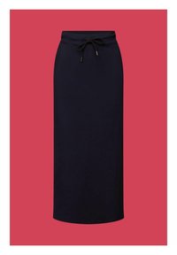 Jupe longue noire avec taille élastique et cordon noué, présentée sur fond rouge.
