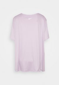 Camiseta Nike de color púrpura claro, con mangas cortas y cuello redondo. Presenta un pequeño logo blanco en la parte superior de la espalda. Tela suave y ligera.