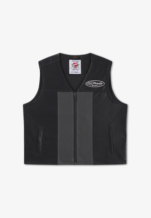 Musta vetoketjullinen liivi, jossa kaksi pystysuoraa harmaata raitaa, kaksi sivutaskua ja "Ed Hardy EST. 1971" -logo rinnassa ja kauluksen sisäpuolella olevan lapussa.