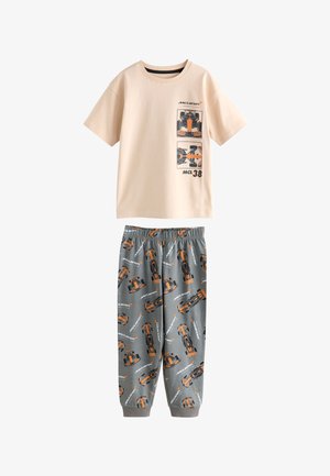 Camisa beige de manga corta con estampado de coche de carreras McLaren y pantalones grises cubiertos con patrones naranja y negro de coches de carreras McLaren.