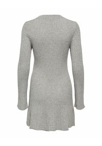 Robe tricotée gris à côtes avec des manches longues, décolleté rond et ourlet évasé. Présente des rayures verticales et une texture douce.