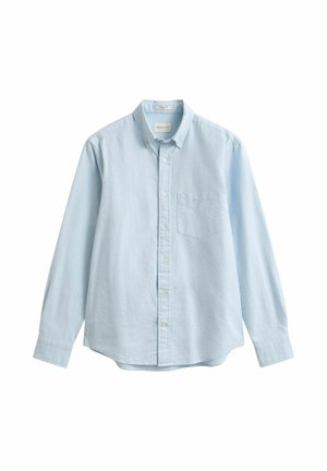 Hellblaues, langärmeliges Hemd mit Knöpfen, einer Brusttasche und Knopfkragen, dargestellt vor weißem Hintergrund.