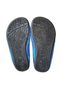 Blauwe stoffen schoenen met een gestreepte bovenkant, voorzien van een geribbelde rubberen zool met ronde en hexagonale grip. Label gedrukt aan de zijkant.