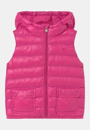 Gilet imbottito rosa senza maniche con zip frontale, due tasche con patta e bottoni e cappuccio, progettato per il freddo.