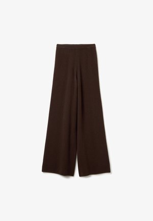 Pantalones de pierna ancha marrones hechos de una tela suave y texturizada. Cuentan con una cintura elástica y una silueta hasta el suelo. Sin patrones visibles.