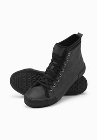 Schwarze High-Top-Sneaker aus Gummi mit strukturierten Schnürsenkeln und einem gemusterten Laufsohle. Sie verfügen über eine runde Zehenpartie und ein Logo auf der Zunge.