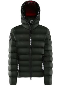 Prošívaná tmavě zelená bunda se zipem vpředu, kapucí a dvěma bočními kapsami. Má kontrastní červené a černé vnitřní podšívky a loga.