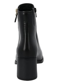 Czarne botki za kostkę wykonane z gładkiej skóry, z boku zapinane na zamek błyskawiczny, okrągłym noskiem oraz umiarkowanie grubym obcasem o teksturowanej powierzchni.