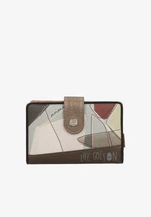 Portafoglio in pelle pieghevole con motivo geometrico astratto, chiusura a scatto con bottone decorativo e testo "LA VITA CONTINUA" sul davanti.