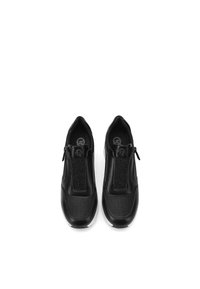 Scarpe sportive nere con tomaia in pelle liscia e tessuto strutturato. Presentano pannelli elastici e una chiusura con zip per una facile calzata.