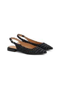 Černé slingback boty s špičatou špičkou, s texturovaným vzorem zebra pruhu a nízkým blokovým podpatkem. Vyrobené z měkké tkaniny s koženou stélkou.