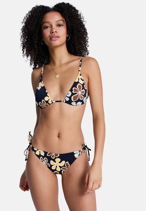Zwarte bloemenbikini met gele, bruine en blauwe patronen. Verstelbare banden bij de heupen, driehoekige bh-top met dunne bandjes. Zachte stoftextuur.