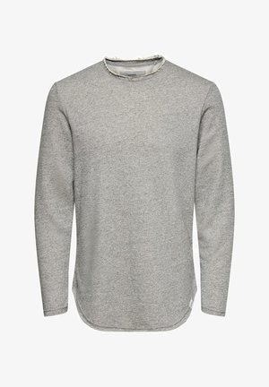 Šedá mikina s dlouhým rukávem a zaobleným lemováním, potrhaným výstřihem, texturovanou tkaninou a malým logem na hrudi.