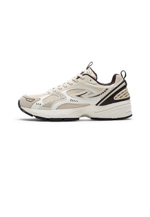Beige og brun atletisk sneaker med mesh- og læderdetaljer, tyk sål, stropper på tunge og hæl, og sort gummiydersål.