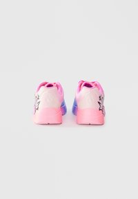 Kolorowe sneakersy z gradientem od różowego do niebieskiego, z teksturowanym obcasem, ozdobnymi akcentami i gładką gumową podeszwą.