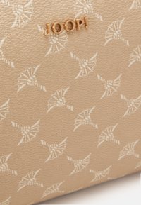 JOOP! CORTINA CLOE SHOULDER - Taška cez plece - sesame